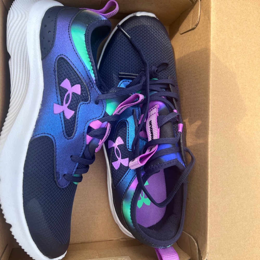 Brand New Under Armour kids shoes for girls infinity 2.0 navy /multi color